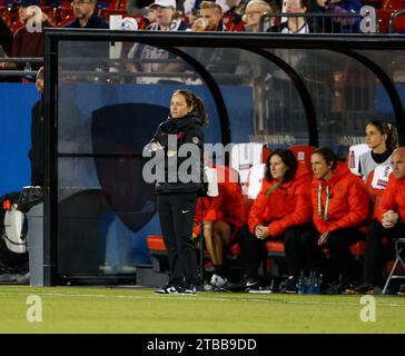 Frisco, Texas, États-Unis. 5 décembre 2023 : l'entraîneur-chef par intérim des États-Unis, TWILA KILGORE, lors d'un match amical international de soccer entre l'équipe nationale féminine des États-Unis et les relations publiques de Chine le 5 décembre 2023, à Frisco, Texas. L'équipe des États-Unis a gagné, 2-1. (Image de crédit : © Scott Coleman/ZUMA Press Wire) USAGE ÉDITORIAL SEULEMENT! Non destiné à UN USAGE commercial ! Crédit : ZUMA Press, Inc./Alamy Live News Banque D'Images