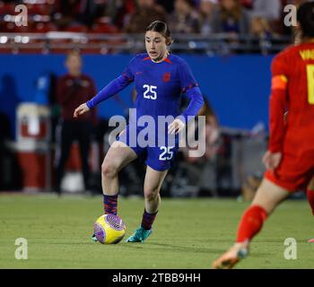 Frisco, Texas, États-Unis. 5 décembre 2023 : Olivia Moultrie (25 ans), milieu de terrain des États-Unis, déplace le ballon lors d'un match amical international de football entre l'équipe nationale féminine des États-Unis et les relations publiques de Chine le 5 décembre 2023, à Frisco, Texas. L'équipe des États-Unis a gagné, 2-1. (Image de crédit : © Scott Coleman/ZUMA Press Wire) USAGE ÉDITORIAL SEULEMENT! Non destiné à UN USAGE commercial ! Crédit : ZUMA Press, Inc./Alamy Live News Banque D'Images