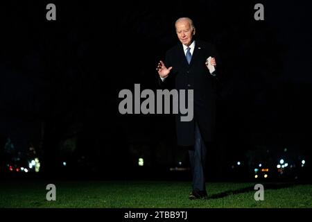 Washington, Vereinigte Staaten. 05 décembre 2023. Le président américain Joe Biden s’adresse à la presse après son retour d’un voyage à Boston, Massachusetts, sur la pelouse sud de la Maison Blanche à Washington, DC, le mardi 5 décembre 2023. Crédit : Bonnie Cash/Pool via CNP/dpa/Alamy Live News Banque D'Images