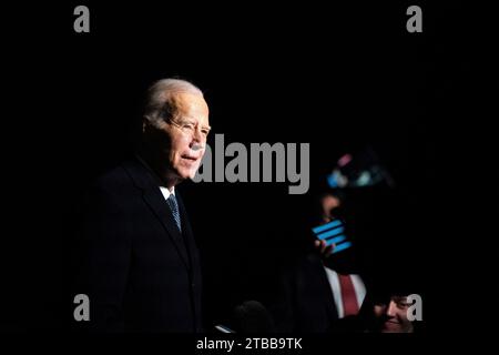 Washington, Vereinigte Staaten. 05 décembre 2023. Le président américain Joe Biden s’adresse à la presse après son retour d’un voyage à Boston, Massachusetts, sur la pelouse sud de la Maison Blanche à Washington, DC, le mardi 5 décembre 2023. Crédit : Bonnie Cash/Pool via CNP/dpa/Alamy Live News Banque D'Images