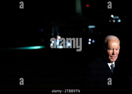 Washington, Vereinigte Staaten. 05 décembre 2023. Le président américain Joe Biden s’adresse à la presse après son retour d’un voyage à Boston, Massachusetts, sur la pelouse sud de la Maison Blanche à Washington, DC, le mardi 5 décembre 2023. Crédit : Bonnie Cash/Pool via CNP/dpa/Alamy Live News Banque D'Images