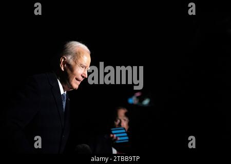 Washington, Vereinigte Staaten. 05 décembre 2023. Le président américain Joe Biden s’adresse à la presse après son retour d’un voyage à Boston, Massachusetts, sur la pelouse sud de la Maison Blanche à Washington, DC, le mardi 5 décembre 2023. Crédit : Bonnie Cash/Pool via CNP/dpa/Alamy Live News Banque D'Images