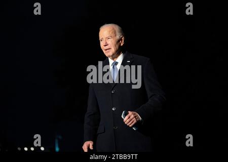 Washington, Vereinigte Staaten. 05 décembre 2023. Le président américain Joe Biden s’adresse à la presse après son retour d’un voyage à Boston, Massachusetts, sur la pelouse sud de la Maison Blanche à Washington, DC, le mardi 5 décembre 2023. Crédit : Bonnie Cash/Pool via CNP/dpa/Alamy Live News Banque D'Images