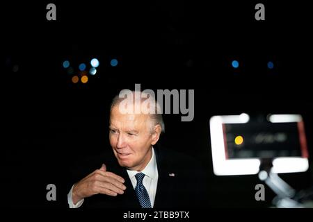 Washington, Vereinigte Staaten. 05 décembre 2023. Le président américain Joe Biden s’adresse à la presse après son retour d’un voyage à Boston, Massachusetts, sur la pelouse sud de la Maison Blanche à Washington, DC, le mardi 5 décembre 2023. Crédit : Bonnie Cash/Pool via CNP/dpa/Alamy Live News Banque D'Images