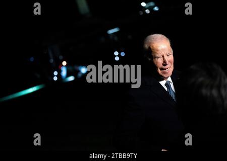 Washington, Vereinigte Staaten. 05 décembre 2023. Le président américain Joe Biden s’adresse à la presse après son retour d’un voyage à Boston, Massachusetts, sur la pelouse sud de la Maison Blanche à Washington, DC, le mardi 5 décembre 2023. Crédit : Bonnie Cash/Pool via CNP/dpa/Alamy Live News Banque D'Images