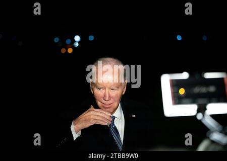 Washington, Vereinigte Staaten. 05 décembre 2023. Le président américain Joe Biden s’adresse à la presse après son retour d’un voyage à Boston, Massachusetts, sur la pelouse sud de la Maison Blanche à Washington, DC, le mardi 5 décembre 2023. Crédit : Bonnie Cash/Pool via CNP/dpa/Alamy Live News Banque D'Images