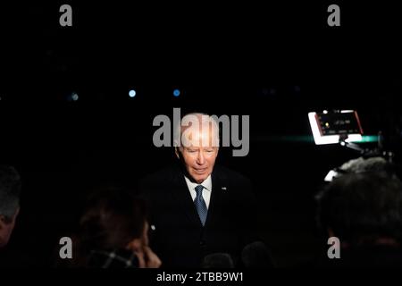 Washington, Vereinigte Staaten. 05 décembre 2023. Le président américain Joe Biden s’adresse à la presse après son retour d’un voyage à Boston, Massachusetts, sur la pelouse sud de la Maison Blanche à Washington, DC, le mardi 5 décembre 2023. Crédit : Bonnie Cash/Pool via CNP/dpa/Alamy Live News Banque D'Images