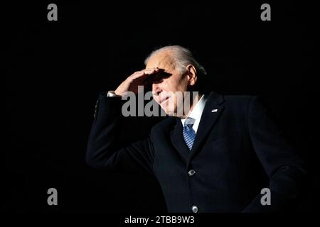 Washington, Vereinigte Staaten. 05 décembre 2023. Le président américain Joe Biden s’adresse à la presse après son retour d’un voyage à Boston, Massachusetts, sur la pelouse sud de la Maison Blanche à Washington, DC, le mardi 5 décembre 2023. Crédit : Bonnie Cash/Pool via CNP/dpa/Alamy Live News Banque D'Images