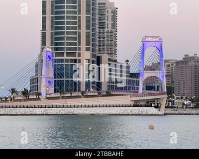 UDC Twin Tower Pearl Qatar avec Gewan Bridge Doha Qatar Banque D'Images