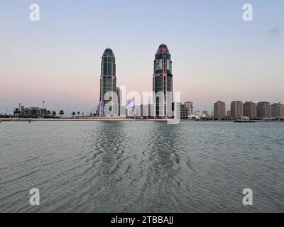 UDC Twin Tower Pearl Qatar avec Gewan Bridge Doha Qatar Banque D'Images