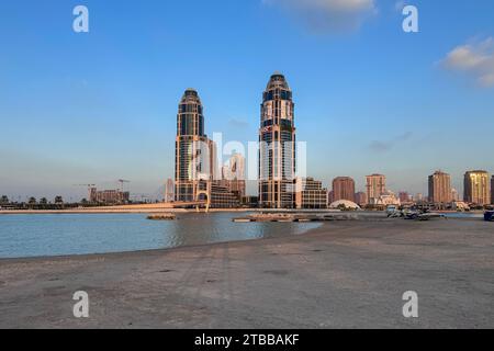 UDC Twin Tower Pearl Qatar avec Gewan Bridge Doha Qatar Banque D'Images