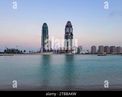 UDC Twin Tower Pearl Qatar avec Gewan Bridge Doha Qatar Banque D'Images