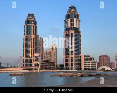 UDC Twin Tower Pearl Qatar avec Gewan Bridge Doha Qatar Banque D'Images