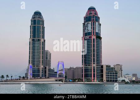 UDC Twin Tower Pearl Qatar avec Gewan Bridge Doha Qatar Banque D'Images