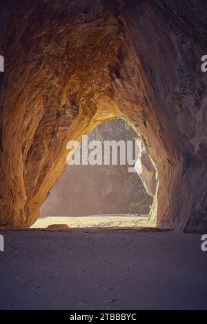 Lever de soleil à Cathedral Cove, Nouvelle-Zélande Banque D'Images