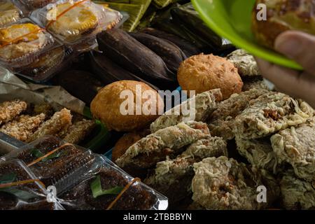 Divers snacks traditionnels indonésiens du marché.pour le petit déjeuner. Banque D'Images