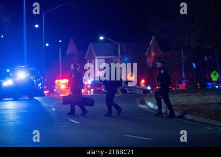 (231206) -- WASHINGTON, D.C., 6 déc. 2023 (Xinhua) -- des policiers travaillent sur les lieux d'une explosion massive à Arlington, Virginie, États-Unis, le 4 décembre 2023. Résident James Yoo, 56 ans, le suspect à l'intérieur d'une maison d'Arlington, en Virginie, qui a pris feu lundi soir alors que la police exécutait un mandat de perquisition est présumé mort, ont déclaré mardi les autorités. Les autorités enquêtent également sur la cause et l'origine de l'explosion, qui a été entendue dans le secteur vers 8:25 heures lundi, heure locale. L'explosion a détruit la maison instantanément et l'électricité a été perturbée dans la victime Banque D'Images