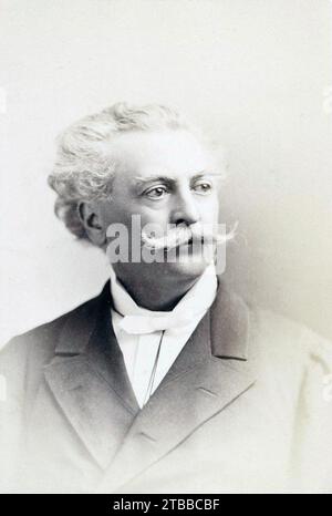 Vintage noir et portrait photographique de l'archéologue et explorateur français Claude-Joseph désiré Charnay ca. 1878 Banque D'Images