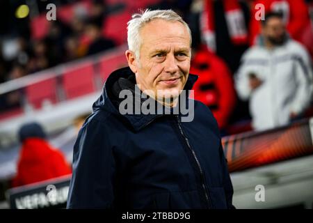 Freiburg im Breisgau, Allemagne. 02 décembre 2023. Football : Europa League, SC Freiburg - Olympiakos Piraeus, phase de groupes, Groupe A, Journée 5, Europa-Park Stadium. L'entraîneur de Fribourg Christian Streich se tient dans le stade avant le match. Crédit : Tom Weller/dpa/Alamy Live News Banque D'Images