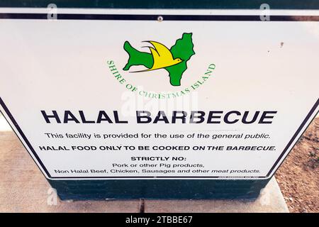 Panneau pour barbecue halal sur le bord de mer de la petite ville de Settlement, île Christmas, Australie Banque D'Images