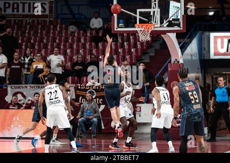 Mestre, Italie. 05 décembre 2023. Attaque de Marco Spissu lors de l'Umana Reyer Venezia vs London Lions au Palasport Taliercio à Venise, Italie le 5 décembre 2023 lors de l'Umana Reyer Venezia vs London Lions, match de basket-ball Eurocup à Mestre, Italie, décembre 05 2023 crédit : Independent photo Agency/Alamy Live News Banque D'Images