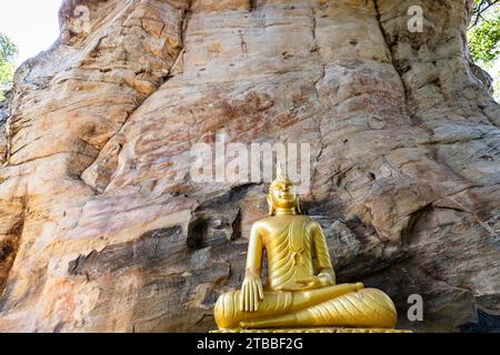 PHA Phak WAN, peintures rupestres préhistoriques sur un énorme rocher, et statue de Bouddha, district de Song Dao, Sakon Nakhon, Thaïlande, Asie du Sud-est, Asie Banque D'Images