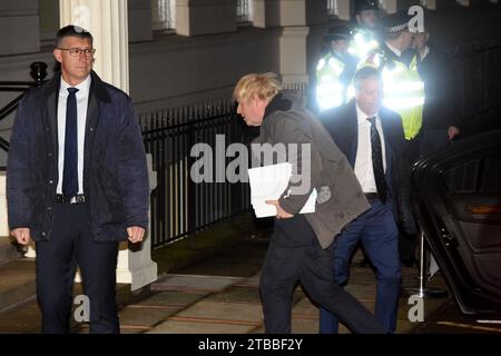 Londres, Royaume-Uni. 6 décembre 2023. L'ancien Premier ministre britannique Boris Johnson arrive pour témoigner à l'enquête britannique sur la Covid-19. L'enquête est une enquête publique indépendante sur la réponse du Royaume-Uni à la pandémie de COVID-19 et sur l'impact de celle-ci, et sur les leçons à en tirer pour l'avenir, qui se tient à Dorland House dans l'ouest de Londres. Crédit : MARTIN DALTON/Alamy Live News Banque D'Images