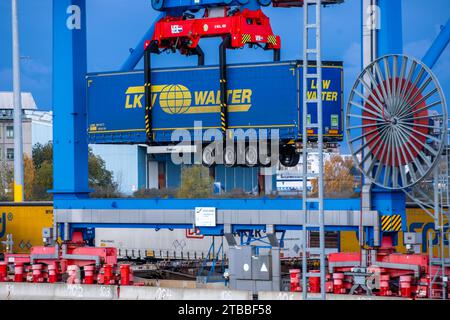 Rostock, Allemagne. 21 novembre 2023. Une remorque de la société logistique LKW Walter est chargée dans un train au port maritime avec d'autres remorques. Plusieurs centres logistiques opèrent dans le port maritime de Rostock et manipulent des marchandises. Crédit : Jens Büttner/dpa/Alamy Live News Banque D'Images