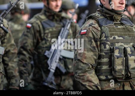 Bucarest, Roumanie - 1 décembre 2023 : Détails d'un soldat polonais en uniforme lors du défilé militaire de la fête nationale roumaine. Banque D'Images