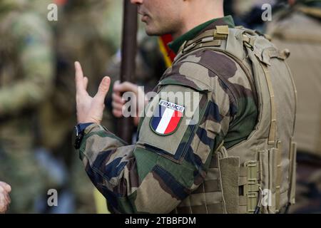 Bucarest, Roumanie - 1 décembre 2023 : image de faible profondeur de champ avec des détails d'un soldat français en uniforme pendant la fête nationale roumaine milit Banque D'Images