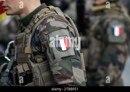 Bucarest, Roumanie - 1 décembre 2023 : image de faible profondeur de champ avec des détails d'un soldat français en uniforme pendant la fête nationale roumaine milit Banque D'Images