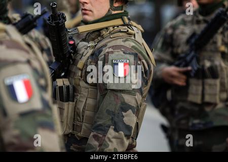 Bucarest, Roumanie - 1 décembre 2023 : image de faible profondeur de champ avec des détails d'un soldat français en uniforme pendant la fête nationale roumaine milit Banque D'Images