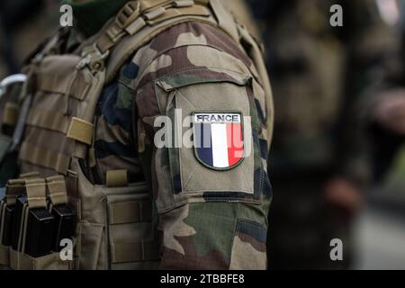 Bucarest, Roumanie - 1 décembre 2023 : image de faible profondeur de champ avec des détails d'un soldat français en uniforme pendant la fête nationale roumaine milit Banque D'Images