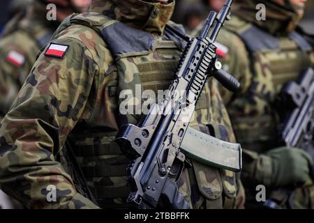 Bucarest, Roumanie - 1 décembre 2023 : Détails d'un soldat polonais en uniforme lors du défilé militaire de la fête nationale roumaine. Banque D'Images