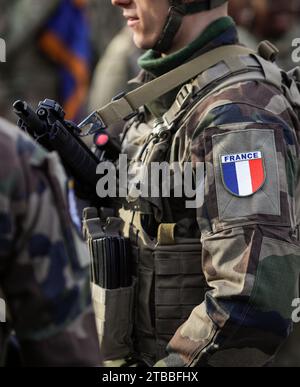 Bucarest, Roumanie - 1 décembre 2023 : image de faible profondeur de champ avec des détails d'un soldat français en uniforme pendant la fête nationale roumaine milit Banque D'Images