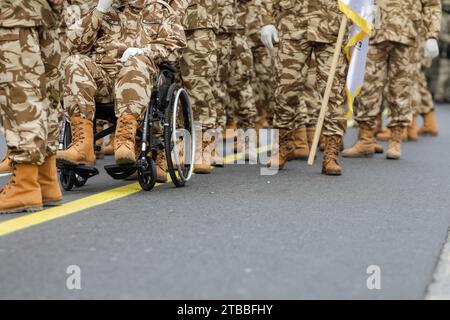 Bucarest, Roumanie - 1 décembre 2023 : image de faible profondeur de champ (foyer sélectif) avec des soldats vétérans de l'armée roumaine, dont l'un est blessé et Banque D'Images