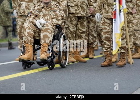 Bucarest, Roumanie - 1 décembre 2023 : image de faible profondeur de champ (foyer sélectif) avec des soldats vétérans de l'armée roumaine, dont l'un est blessé et Banque D'Images