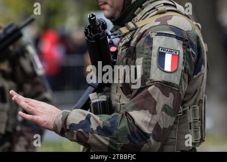 Bucarest, Roumanie - 1 décembre 2023 : image de faible profondeur de champ avec des détails d'un soldat français en uniforme pendant la fête nationale roumaine milit Banque D'Images