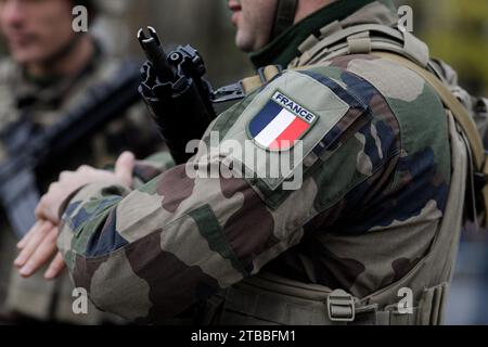 Bucarest, Roumanie - 1 décembre 2023 : image de faible profondeur de champ avec des détails d'un soldat français en uniforme pendant la fête nationale roumaine milit Banque D'Images