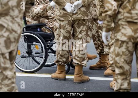 Bucarest, Roumanie - 1 décembre 2023 : image de faible profondeur de champ (foyer sélectif) avec des soldats vétérans de l'armée roumaine, dont l'un est blessé et Banque D'Images