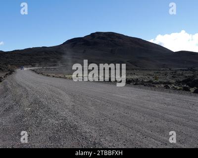 La route près de plaine des sables près du Piton Chisny jusqu'au volcan du Piton de la Fournaise, Ile de la Réunion. Banque D'Images