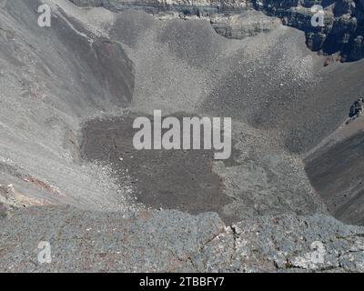 Intérieur du cratère Dolomieu du volcan actif Piton de la Fournaise, île de la Réunion. Cratère volcanique de la Réunion. Banque D'Images