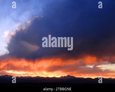 Coucher de soleil spectaculaire et nuages de Virga au-dessus de la chaîne avant des montagnes Rocheuses, vue de Broomfield, Colorado Banque D'Images