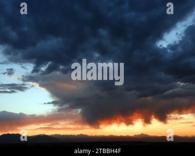 Coucher de soleil spectaculaire et nuages de Virga au-dessus de la chaîne avant des montagnes Rocheuses, vue de Broomfield, Colorado Banque D'Images