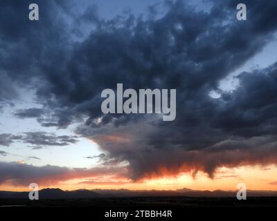 Coucher de soleil spectaculaire et nuages de Virga au-dessus de la chaîne avant des montagnes Rocheuses, vue de Broomfield, Colorado Banque D'Images