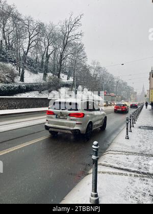 6 décembre 2023, Brno, Tchéquie : neige et brouillard compliquent les transports dans les rues de Brno. Banque D'Images