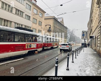 6 décembre 2023, Brno, Tchéquie : neige et brouillard compliquent les transports dans les rues de Brno. Banque D'Images