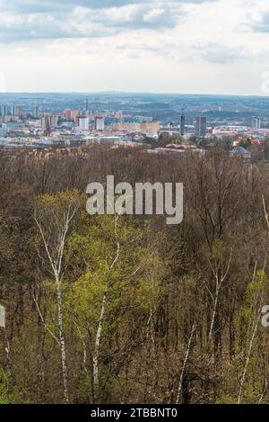 Vue depuis la colline Halda EMA au-dessus de la ville d'Ostrava en république tchèque au printemps Banque D'Images