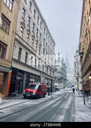 6 décembre 2023, Brno, Tchéquie : neige et brouillard compliquent les transports dans les rues de Brno. Banque D'Images