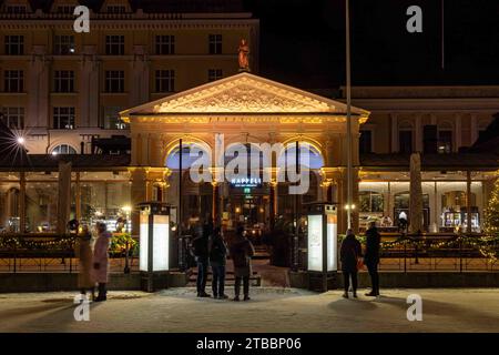 Entrée du restaurant Kappeli après la tombée de la nuit dans Esplanade Park, Helsinki, Finlande Banque D'Images